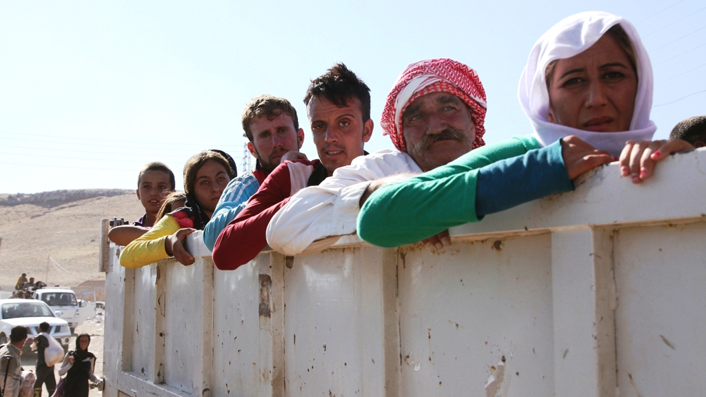 Irakische Jesiden auf der Flucht aus Sindschar bei ihrer Ankunft in Fishkhabour, in der Dohuk-Provinz; Foto: Reuters