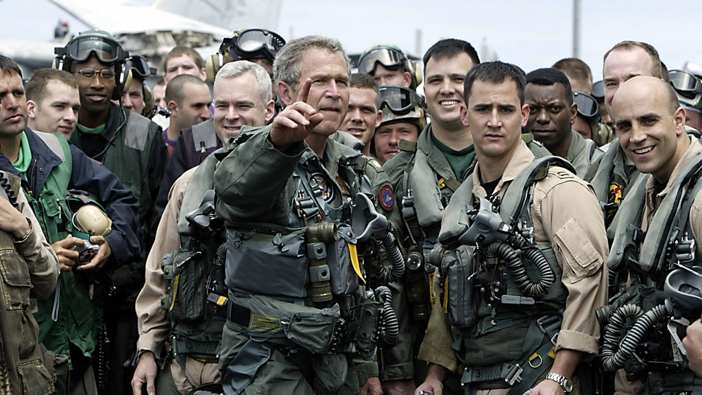 George W. Bush verkündet Mission Accomplished auf der USS Lincoln am 1.5.2003; Foto: HECTOR MATA/AFP/Getty Images