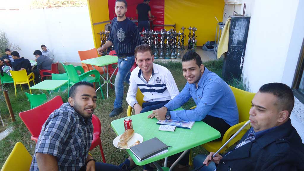 Palästinensische Jugendliche in einem Cafe; Foto: DW/Al-Farra
