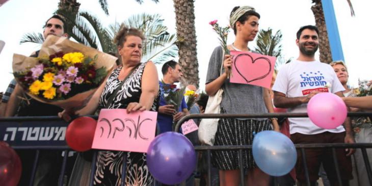 Supporters of the married couple Morel Malka and Mahmoud Masur (photo: Reuters)
