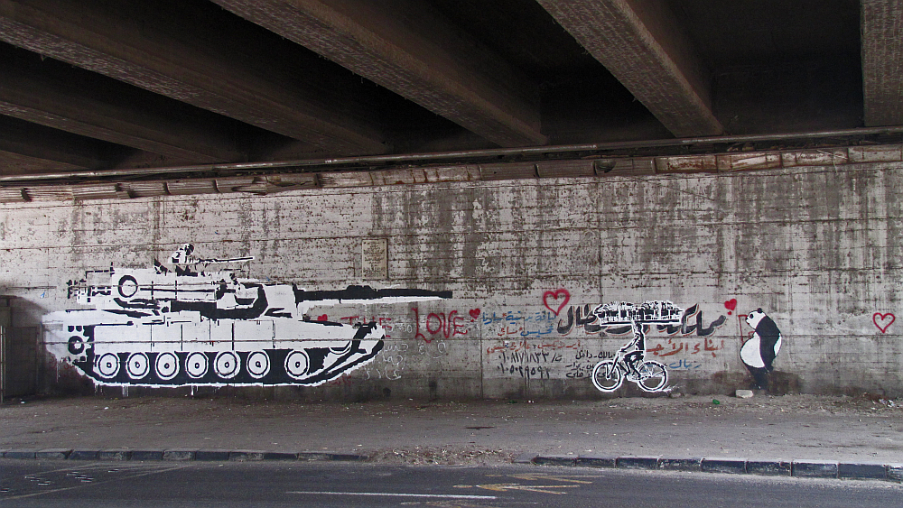 Graffiti "Tanks-vs-Bike" von Ganzeer &amp; Sad Panda