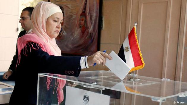 A woman casts her vote in the Egyptian presidential election in May 2014 (photo: Reuters)