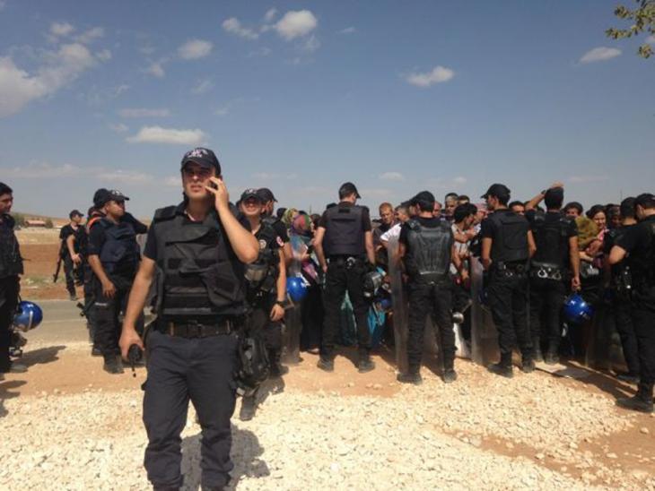Turkish police guarding refugees at the Mursitpinar border (photo: Kiran Nazish)