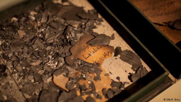 The charred remains of some manuscripts from the Ahmed Baba Institute that were burned by Islamists (photo: DW/P. Breu)