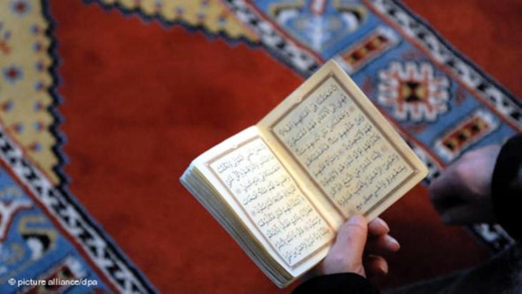 يتوجب فهم القرآن كنص متعدد الأصوات وكحوار مع نصوص أخرى. إنه هبة حواره النقدي مع الأديان التوحيدية خصوصاً. 