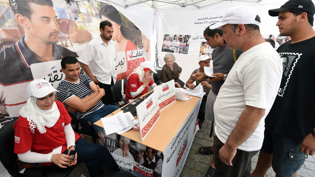 Registrierung zur Parlaments- und Präsidentschaftswahl in Tunesien; Foto: Fethi Belaid/AFP/Getty Images