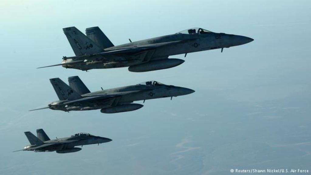 طائرات التحالف الدولي قامت بغارات في سوريا والعراق ضد مقاتلي "الدولة الإسلامية".