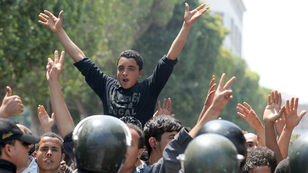 Jugendliche demonstrieren im Zentrum von Tunis gegen die Ben-Ali-Diktatur; Foto: AFP/FETHI BELAID