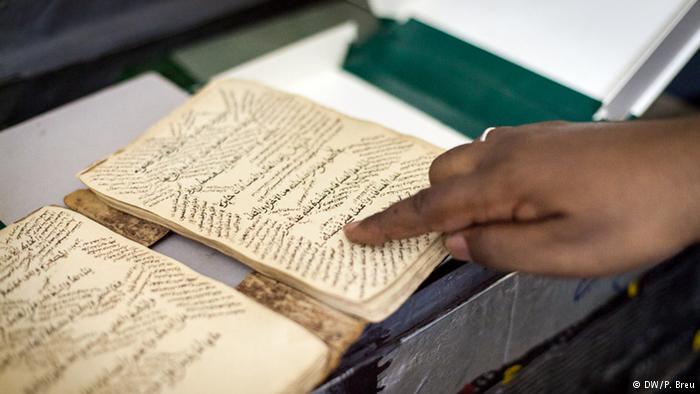 مخطوطات مدينة تمبكتو المالية، التي كانت تشكل مركزا إفريقيا للدراسات الإسلامية، تحوز على قيمة تاريخية لا تقدر بثمن، فهي توثق نتائج أبحاث إسلامية لقرون.