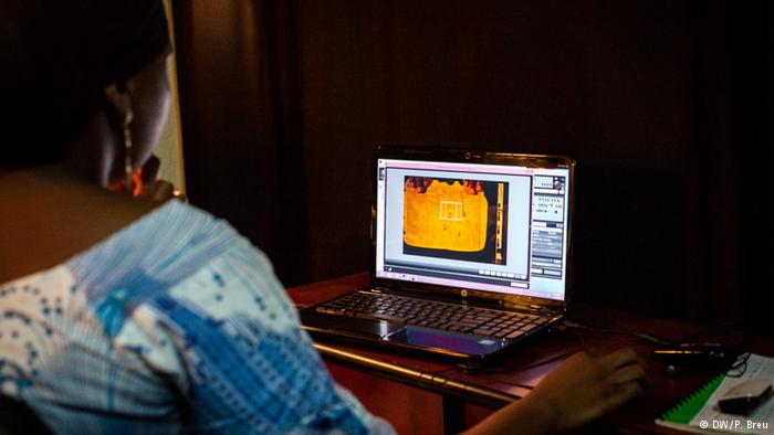 في العاصمة باماكو يقوم عدد من الخبراء بحفظ المخطوطات رقميا من خلال تصوير كل صفحة على حدة، فحصها ثم تخزينها في كتالوغ خاص في الأرشيف المركزي المالي. 