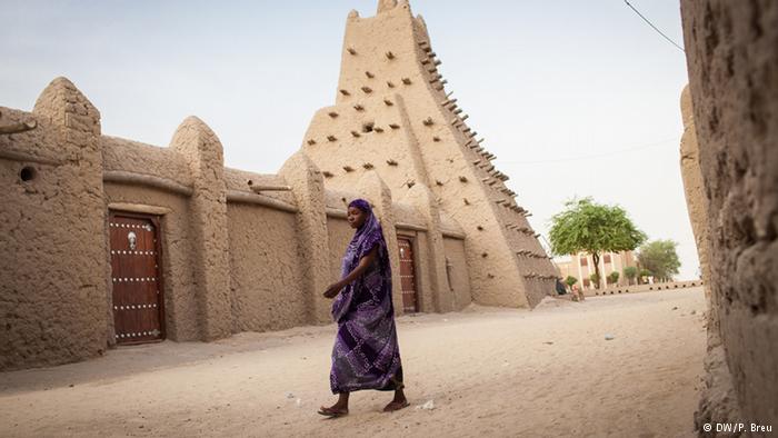 الوضع السياسي في مالي لا يزال متوترا والجيش المالي ضعيف لضمان الأمن في البلاد. وفي 2012 فر العديد من سكان تمبكتو ولم يعودوا حتى اليوم إلى ديارهم. 