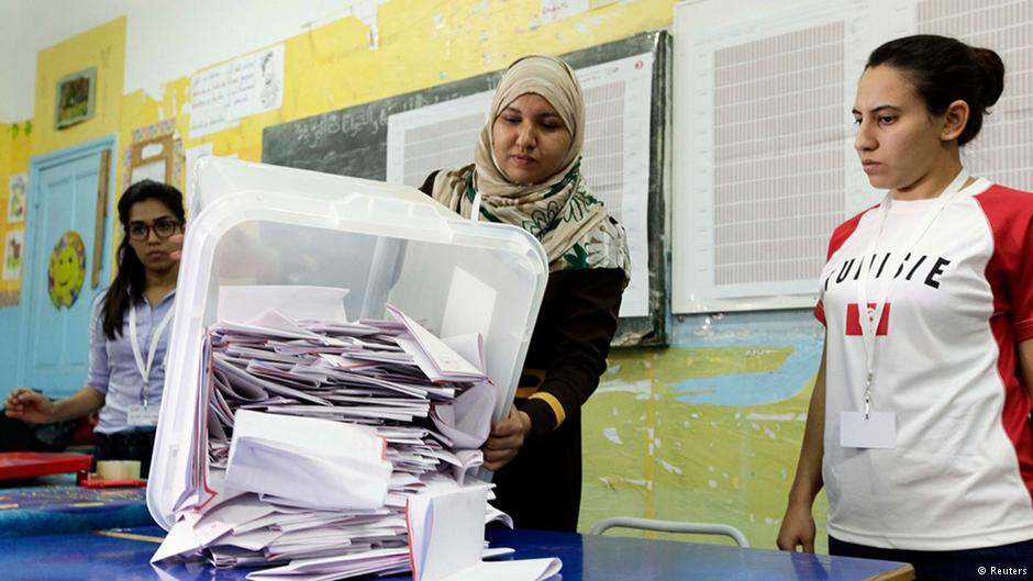 ناخبات يشاركن في الانتخابات البرلمانية في تونس