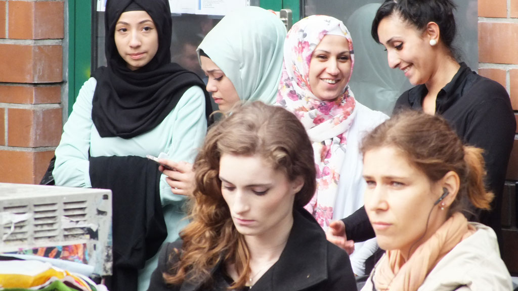 Deutsche Muslime vor der Mevlana-Moschee in Berlin-Kreuzberg; Foto: DW/A. Almakhlafi 