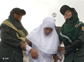 Prügelstrafe für Acehnesin durch die Scharia Polizei in Banda Aceh; Foto: AP