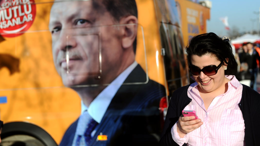 Eine Türkin vor einem Plakat, das das Gesicht Erdogans zeigt; Foto: OZAN KOSE/AFP/Getty Images