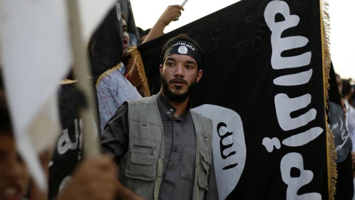 A member of the Islamic Ansar al-Sharia brigades in Libya (photo: picture-alliance/AP)