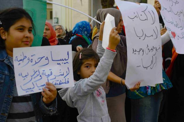 Children holding signs in Arabic, Tripoli, November 2013 (photo: Valerie Stocker)