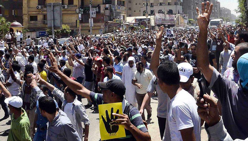 Anhänger der Muslimbruderschaft in Kairo demonstrieren gegen die Entmachtung Mohammed Mursis und das Massaker auf dem Rabia-Platz; Foto: dpa