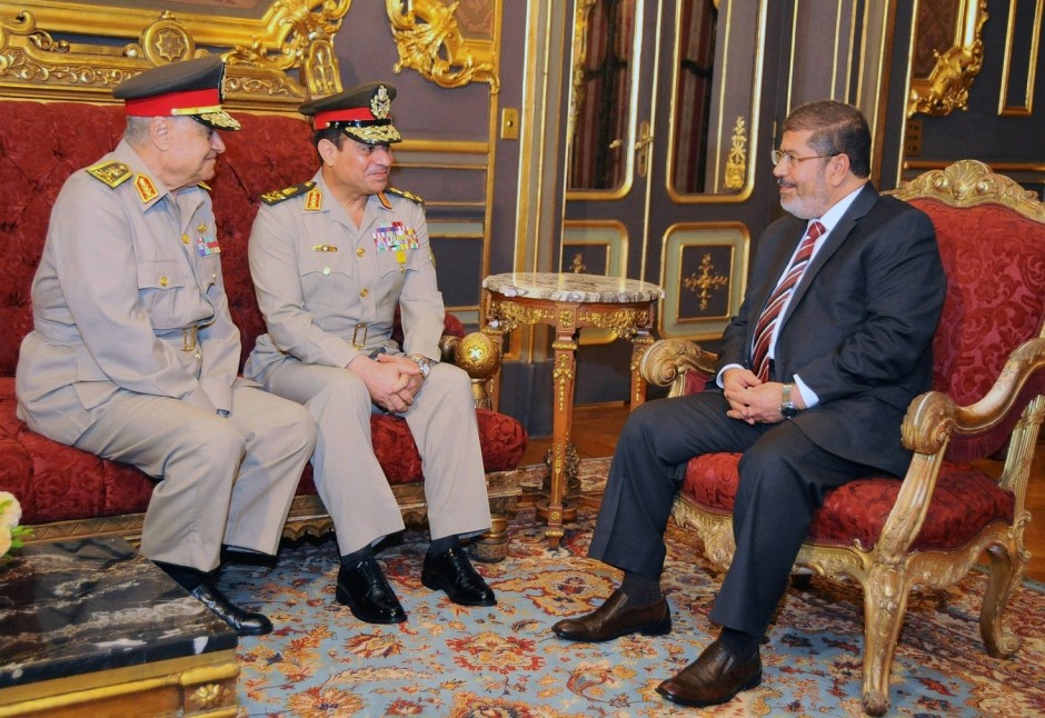 Der ehemalige ägyptische Präsident Mursi (r.)  im Gespräch mit damaligen Verteidigungsminister Al-Sisi (m.) im Dezember 2012; Foto: dpa