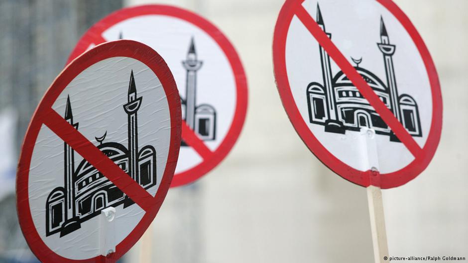 Schilder von Pro-Köln-Aktivisten gegen den Bau der Moschee in Köln-Ehrenfeldt; Foto: picture-alliance/Ralph Goldmann
