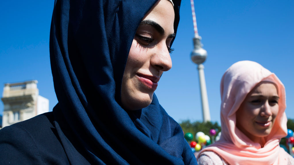 Musliminnen in der Nähe des Alexanderplatzes in Berlin; Foto: Carsten Koall/Getty Images