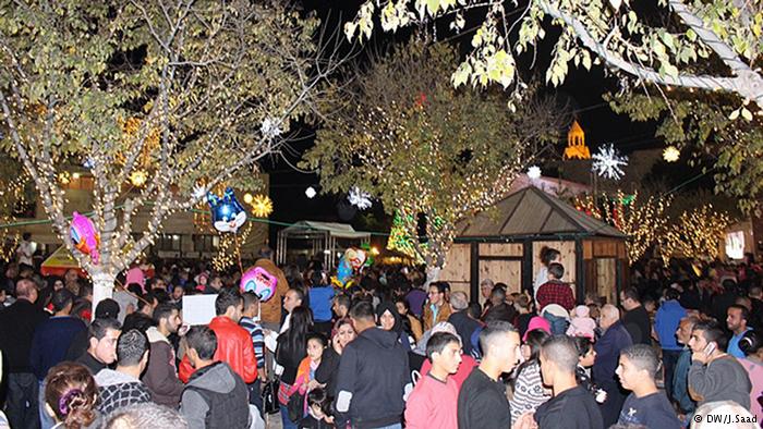 يتوجه الفلسطينيون إلى البازار السنوي أو كما يسمى سوق الميلاد