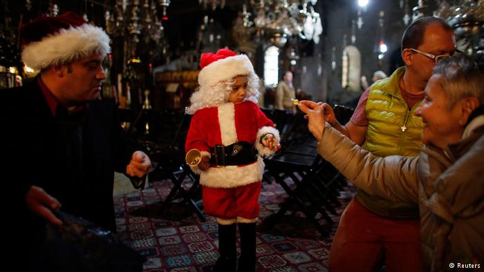 يخرج الأطفال والشباب مرتدين ملابس بابا نويل ويطوفون على بيوت الجيران والأقارب و"يعايدونهم" فيتم إعطاءهم بعض الحلويات وكعك العيد.
