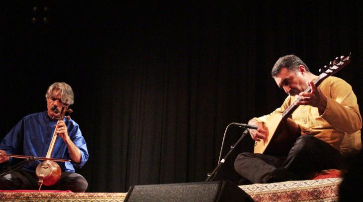 The Turkish-Iranian duo Kayhan Kalhor (left) and Erdal Erzincan performing at the 10th Morgenland Festival in Osnabruck on 21 September 2014 (photo: Marian Brehmer)