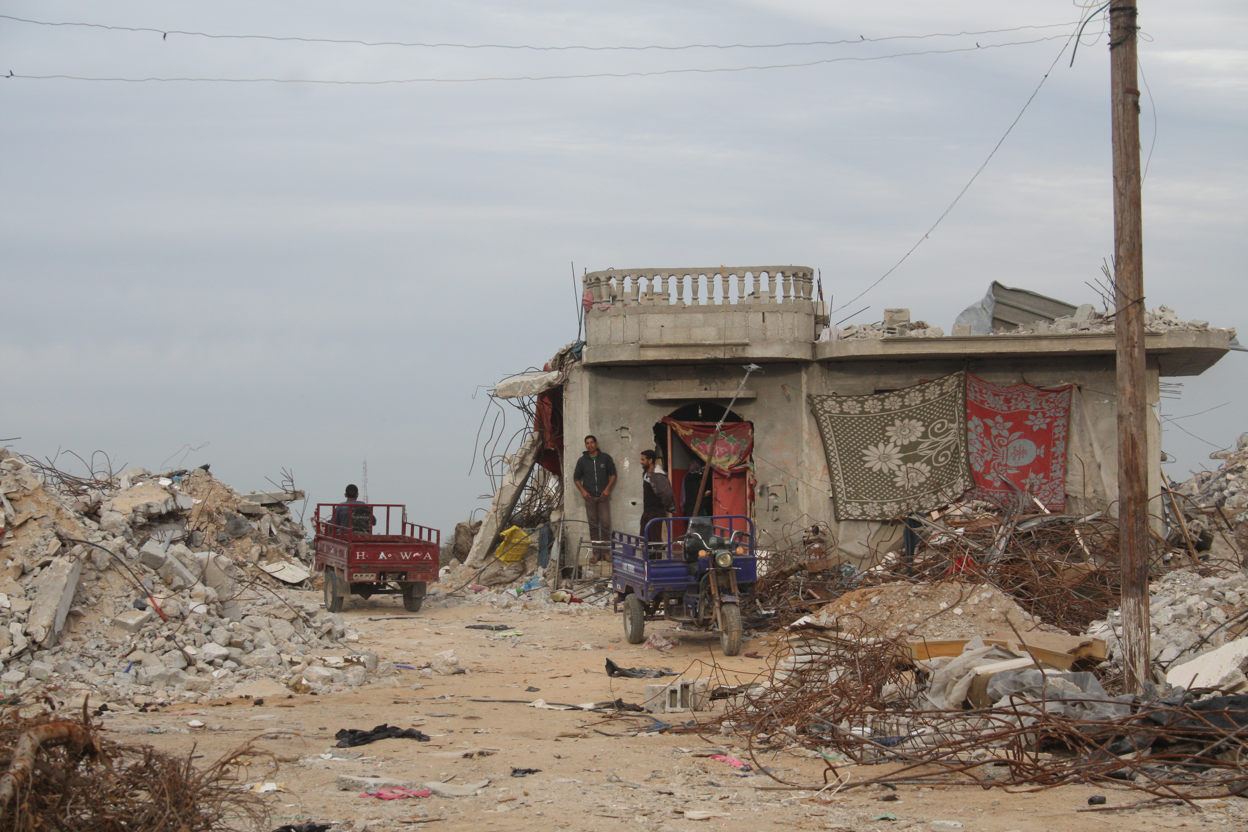 Leben in Trümmern: Umm Fadi Al-Najjars Haus in der Stadt Khuza, Gazastreifen; Foto: Ylenia Gostoli