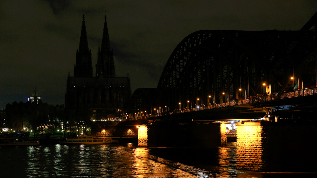 Cologne Cathedral's lights are switched off in protest at a march by Kögida (photo: Reuters/Wolfgang Rattay)