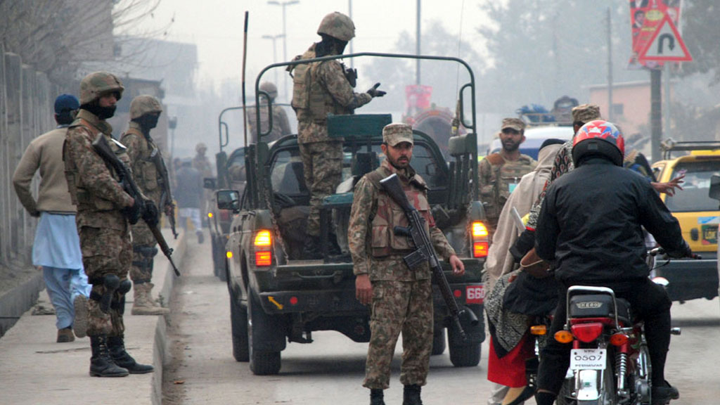 Soldiers on a road leading to the Army Public School in Peshawar, Pakistan, Monday, 12 January 2015 (photo: DW/F. Khan)