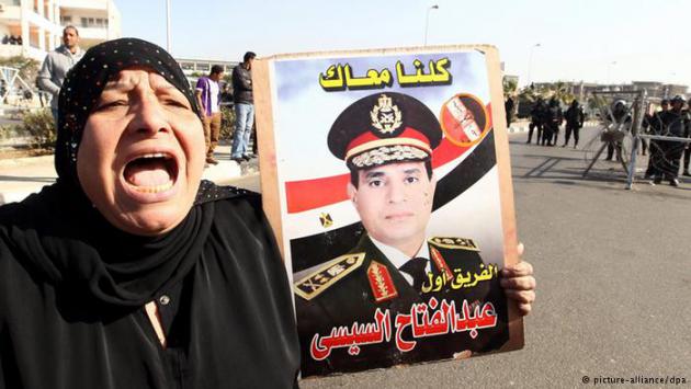 A woman holds up a poster of Abdul Fattah al-Sisi (photo: picture-alliance/dpa)