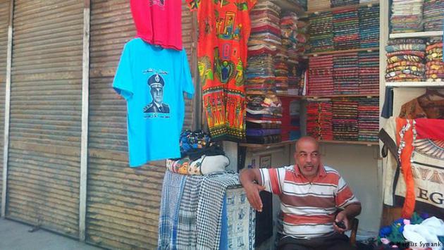 A man selling T-shirts and scarves (photo: Markus Symank)