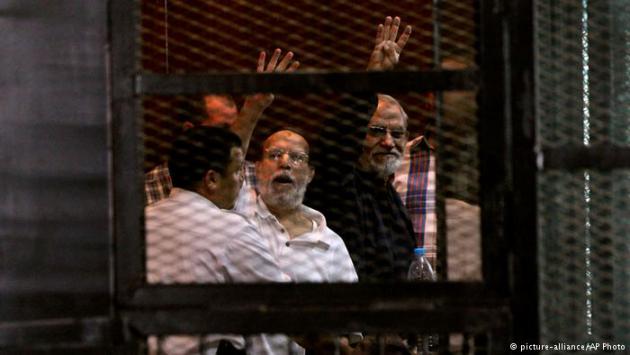 Members of the Muslim Brotherhood behind bars (photo: picture-alliance/AP Photo)