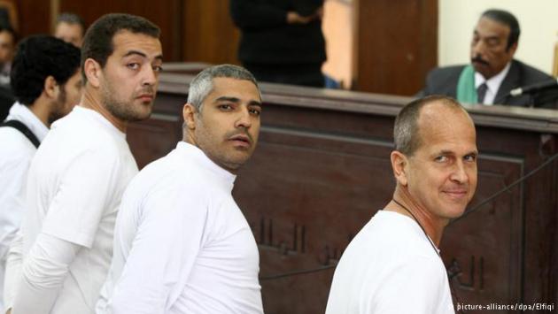 Al Jazeera journalists in court (photo: picture-alliance/dpa/Elfiqi)