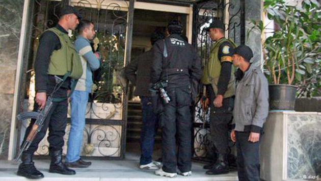 Egyptian military police search the offices of an NGO in Cairo (photo: dapd)