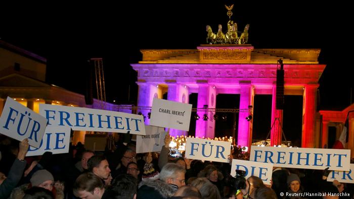 متظاهرون يرفعون لافتة تحمل كلمة الحرية، وهي من القيم التي يطالب الكثير من الساسة الألمان حالياً بالدفاع عنها إلى جانب قيم التسامح والتعايش مع الآخر.