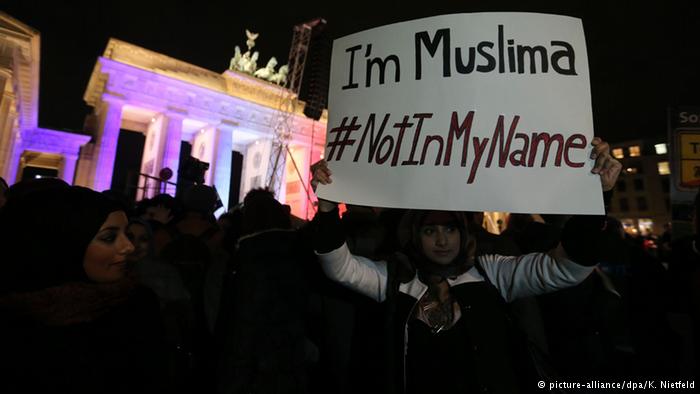 "ليس باسمي" هي لافتة رفعها أيضا العديد من المسلمين في المظاهرة في برلين، كهذه الفتاة المسلمة مثلاً.