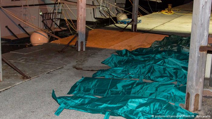 جثامين ضحايا الهجرة السرية في ميناء لامبيدوزا الإيطالي بانتظار نقلهم إلى الطبابة الشرعية، ومن ثم دفنهم كمجهولين.