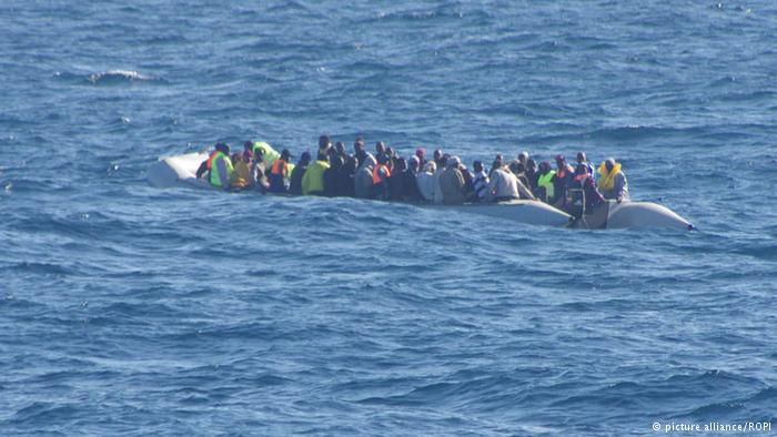 هكذا يركبون البحر إلى المصير المجهول. يدفعون آلاف الدولارات للمهربين دون معرفة أين ستنتهي بهم الرحلة الخطيرة عبر المتوسط.