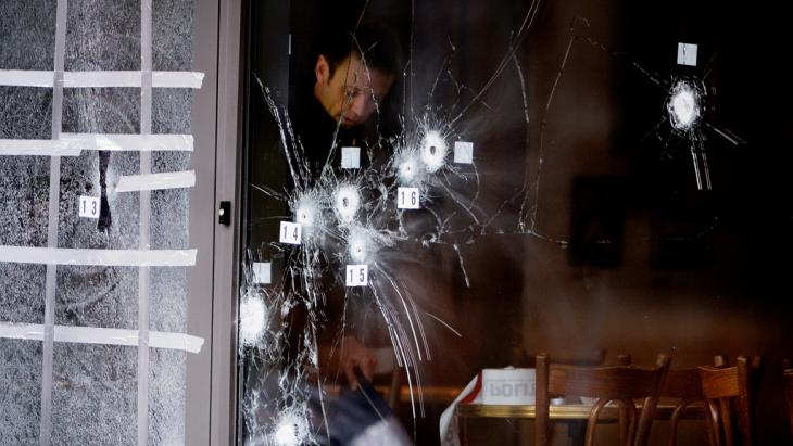 Bullet holes in the window of the Krudttoenden culture café in Copenhagen (photo: picture-alliance/dpa/L. Sabroe)