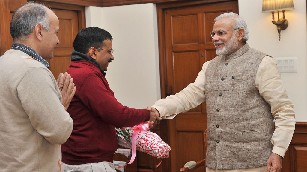 Arvind Kejriwal (centre) meets Indian PM Narendra Modi (right) in the presence of AAP leader Manish Sisodia (left), New Delhi, India, 12 February 2015 (photo: picture-alliance/dpa)