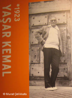 Kemal-Plakat auf der Frankfurter Buchmesse 2008; Foto: Murat Çelikkafa