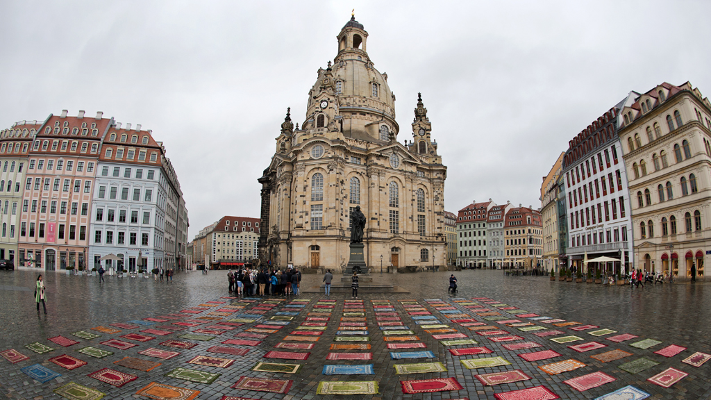 175 Muslim prayer rugs spread out in front of the Frauenkirche, Dresden, by the Mannheim artist Kurt Fleckenstein, 9 February 2015 (photo: picture-alliance/dpa/A. Burgi)
