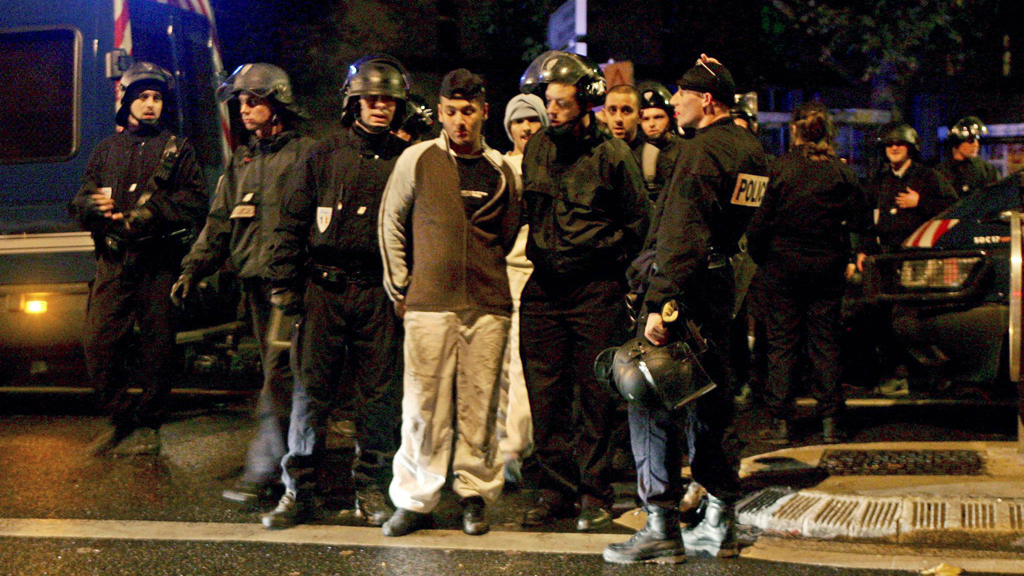 مواجهات بين الشرطة الفرنسية وبعض شباب ضواحي باريس.  Foto: picture-alliance/dpa