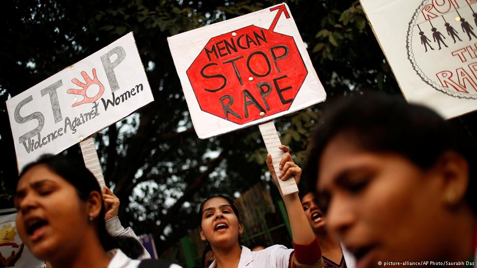 Indian physiotherapy students hold placards reading "Stop violence against women" and "Men can stop rape" during a protest on 16 December 2013 (photo AP Photo/Saurabh Das)