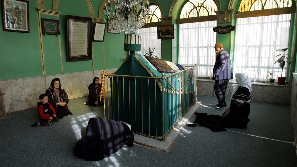 Alevitische Gläubige am Schrein des Heiligen Karacaahmet Sultan in Istanbul; Foto: AP