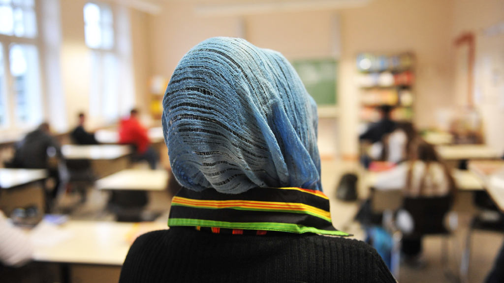 Schülerin mit Kopftuch nimmt am 27.01.2009 in Hamm (Nordrhein-Westfalen) am Unterricht in einer Schule teil; Foto: picture-alliance/dpa/B. Thissen