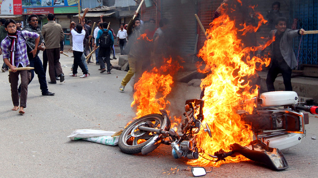 Street battles between supports of the government and the opposition in Bangladesh, Dhaka, 5 January 2015 (photo: picture-alliance/ZUMAPRESS.com)