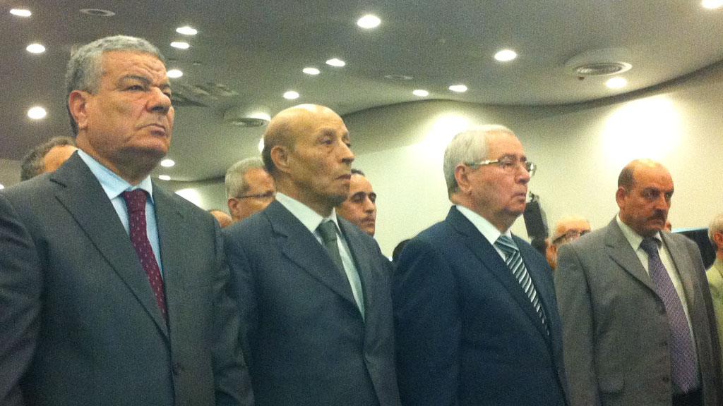 FLN-Generalsekretär Amar Saadani (ganz links im Bild); Foto: DW/ Y. Boudhane